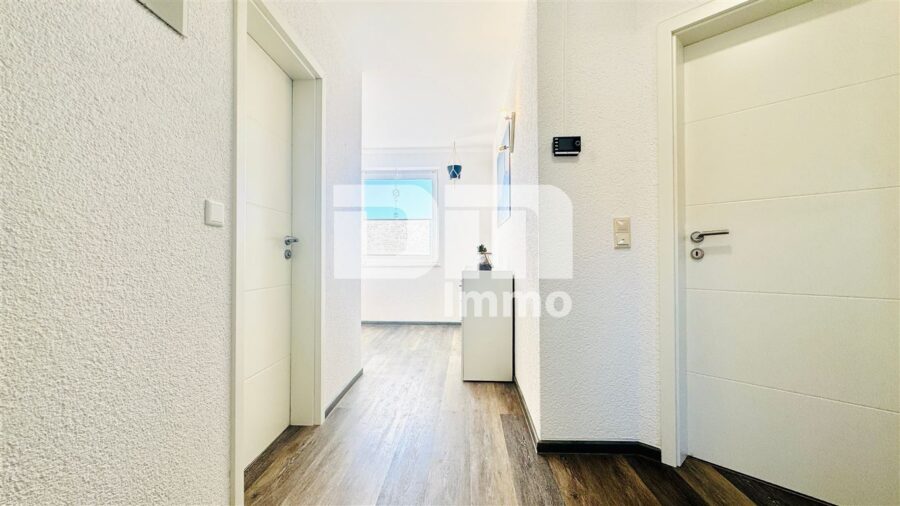 Umfangreich saniertes Einfamilienhaus mit großer Terrasse, Garage, Carport und Einliegerbereich - OG / DG Flur / Diele